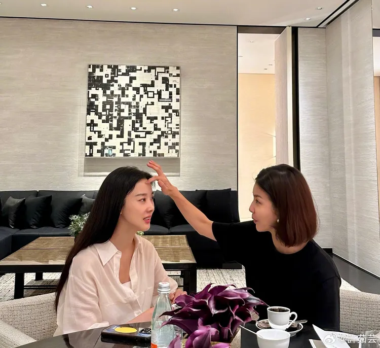 許茹芸（右）親暱摸李清娥的臉。翻攝許茹芸微博