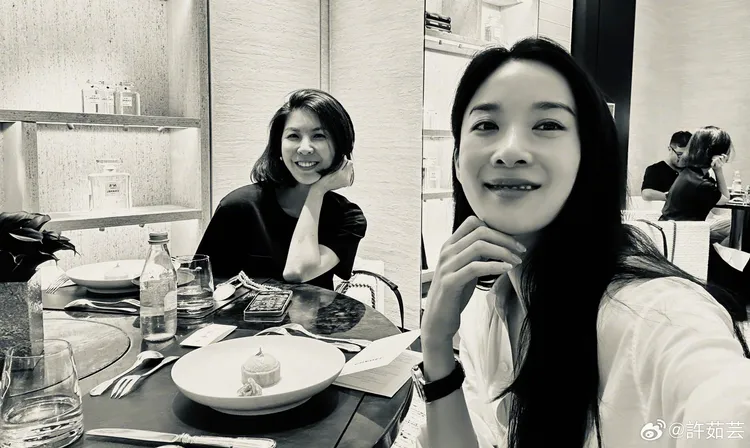 許茹芸（左）和李清娥不停自拍。翻攝許茹芸微博