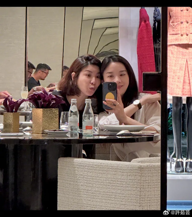 許茹芸和李清娥玩自拍，許茹芸老公跟著入鏡。翻攝許茹芸微博