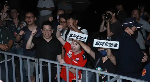 柯文哲遭逮!小草號召「接柯P回家」  北檢外狂喊:阿北加油