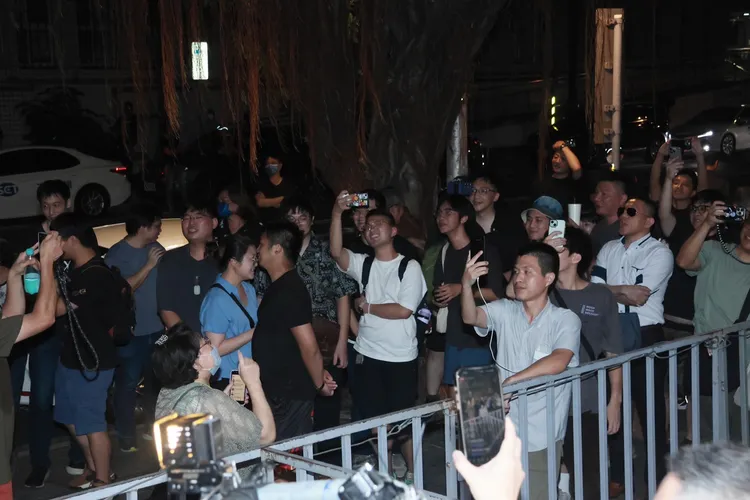 柯文哲支持者聚集狂喊「柯P加油」。彭欣偉攝