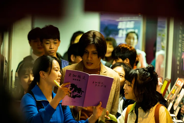 黃宣（中）首度挑戰台劇，詮釋《正港分局》萬人迷國文補教名師黃仙。Netflix提供