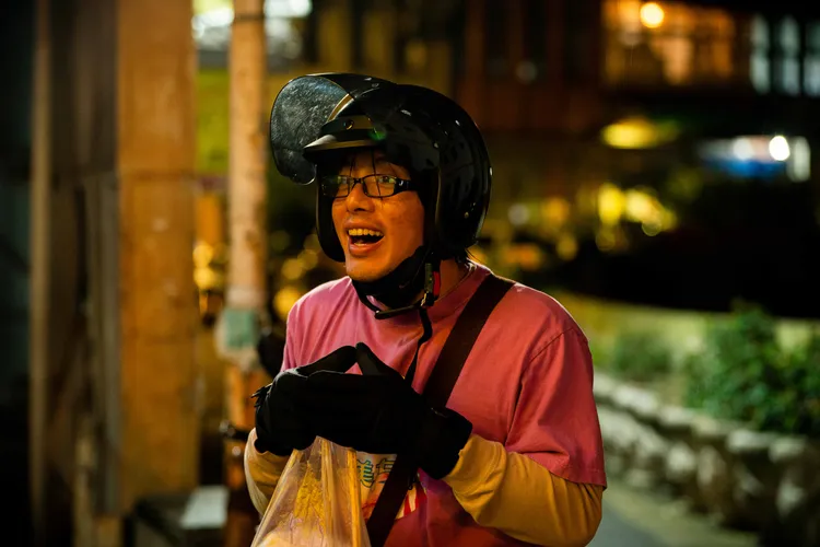 謝坤達《正港分局》新造型瀏海好油！詮釋茂木由美瘋粉的「外送員」謝正達。Netflix提供