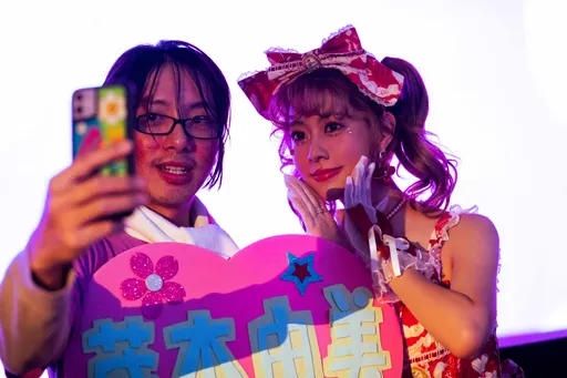 坤達猥瑣應援「油頭黃牙」崩壞模樣曝光 阿部瑪利亞吐真言:認不出來