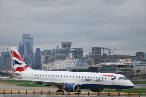 外籍航空陸續停飛中國!乘客爽躺整排座位免費升等
