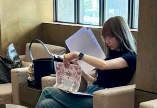 不要告訴我是真的! 素顏王心凌被拍竟戴老花眼鏡