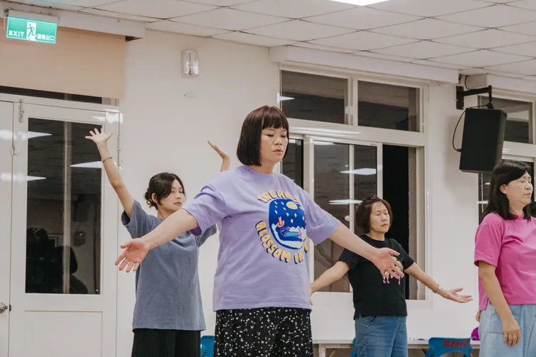 吉那第1次演出舞台劇就獻給了駐村小隊。客家電視提供