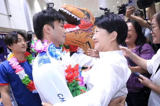 巴黎奧運|楊勇緯返台!盧秀燕接機擁抱「台中戰士」