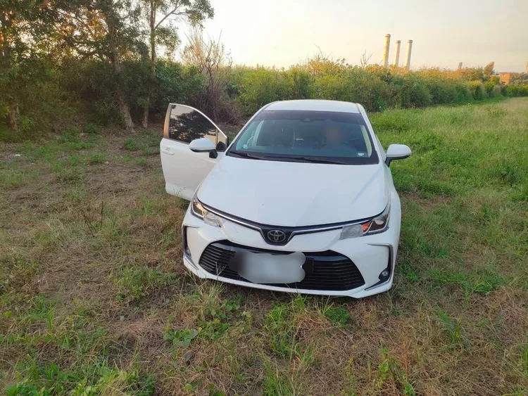 該車2日深夜就已開進防風林，昨晚被發現時車子還沒熄火。民眾提供