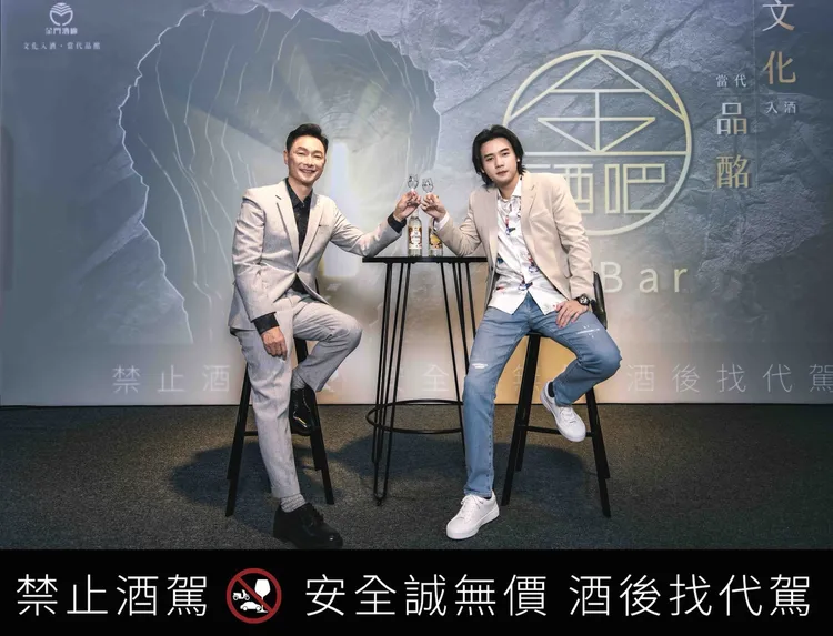 謝展榮（右）和老爸謝祖武首同台略顯緊張。金門酒廠提供