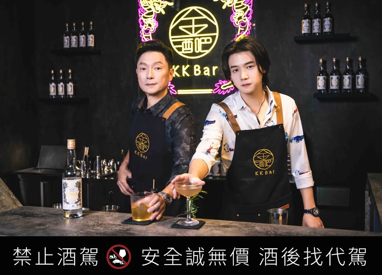 謝祖武(左)父子很不熟。金門酒廠提供