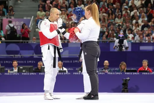 超級暖男!銅牌蕭翔文幫對手裝護齒 帕運場上最動人一幕