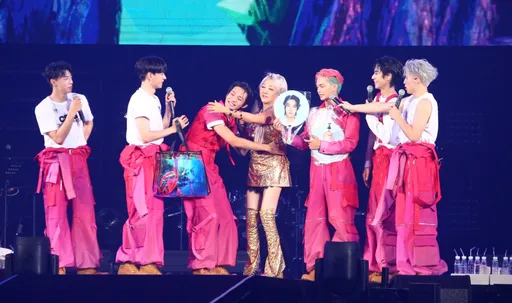 6位小鮮肉「Ozone」攻蛋投保上億　超大咖天后現身！全場嗨翻了