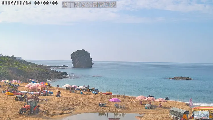 船帆石沙灘昔日滿是業者插傘佔地。翻攝自YouTube