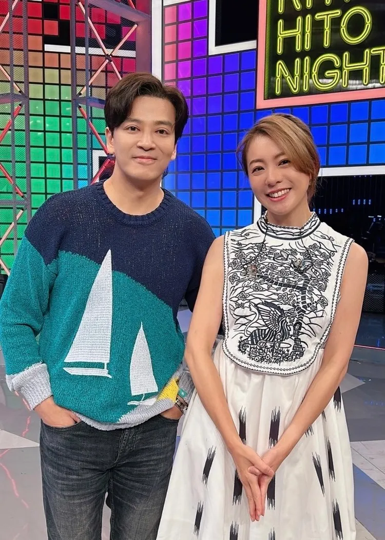 解偉苓（右）在陳曉東面前演唱，非常緊張。瑜樂工作室提供