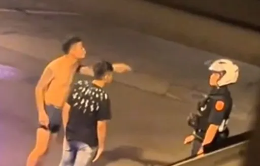 友人無照騎車被攔 醉男脫衣咆哮嗆警!狼狽遭制伏管束