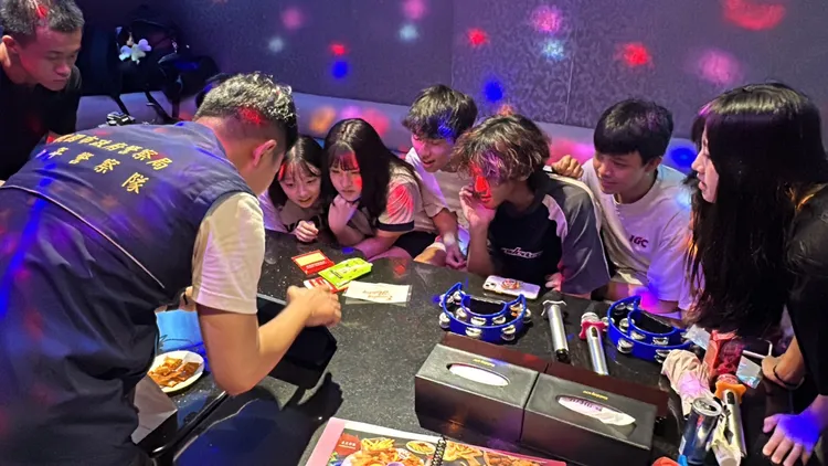 參與青少年透過仿真毒品及氣味箱了解毒品危害。少年隊提供