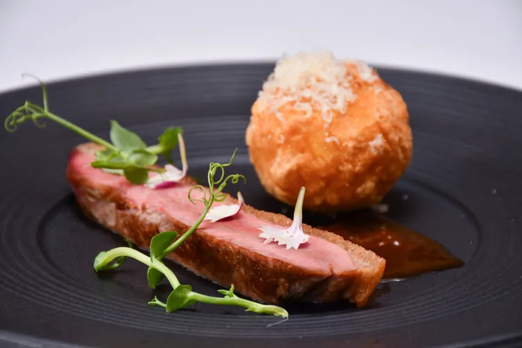 脆皮鴨胸以信義梅子醬汁搭配橙皮南瓜米球。業者提供