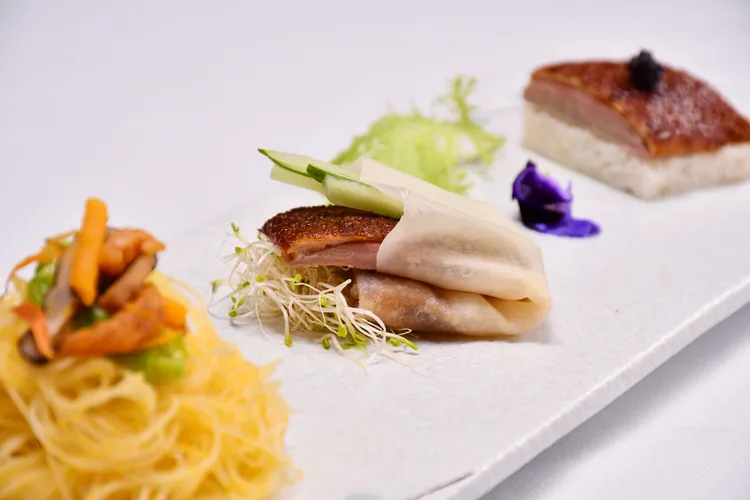 主廚針對燥熱體質端出雙味果木櫻桃鴨，特選在地櫻桃鴨慢火烘烤，含有豐富的優質蛋白質，搭配湖光軒招牌菜南瓜米粉，是適合秋日品味的美食。業者提供