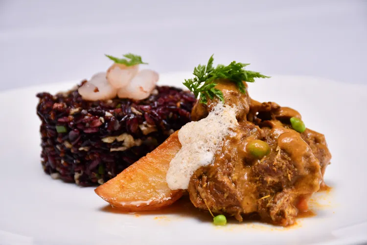 以澳洲出產的牛肉做出南洋咖哩燒牛腩，汁多味美的牛腩與咖哩一起燉煮，牛肉富含鐵質與優質蛋白質可滋補身體，搭配咖哩中的薑黃素則助於維持能量正常代謝，最適合秋日食用。業者提供