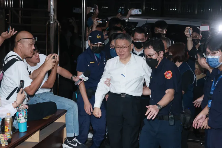 柯文哲昨中午前往廉政署訊問，直到今晨0時40分才抵達北檢覆訊。彭欣偉攝