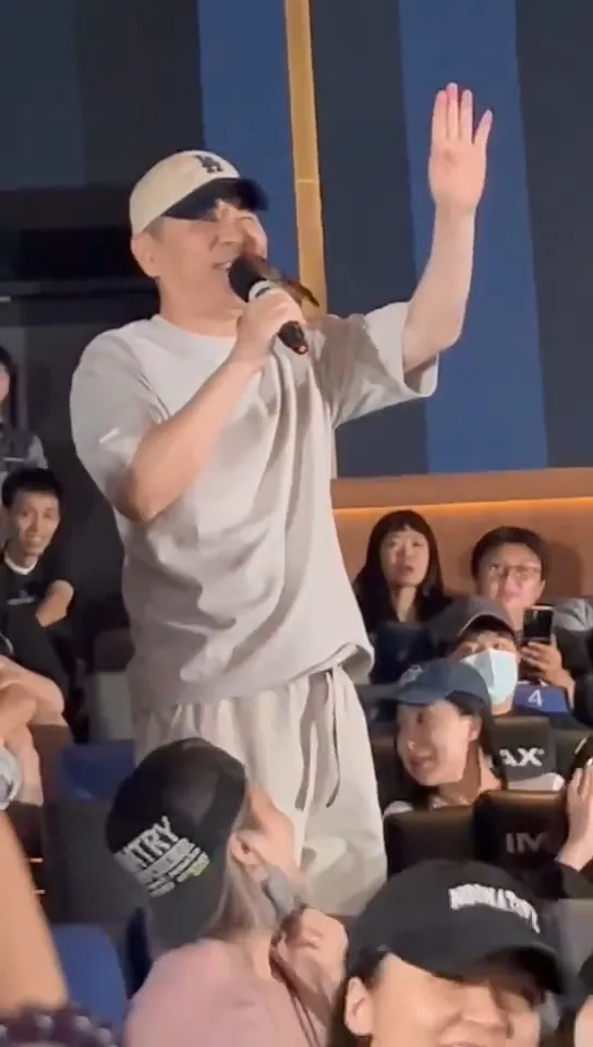 陳建斌在台下分享觀後感。翻攝電影重生微博