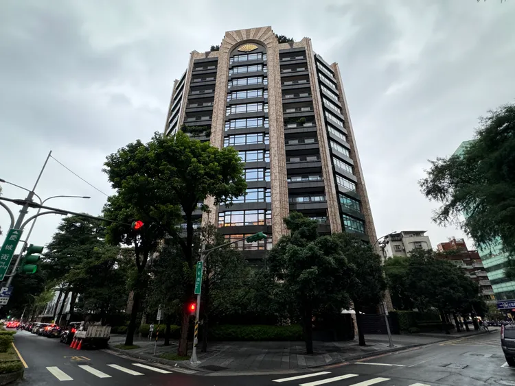 劉嘉玲來台住在位於松山區陳泰銘的豪宅文華苑。特勤中心攝