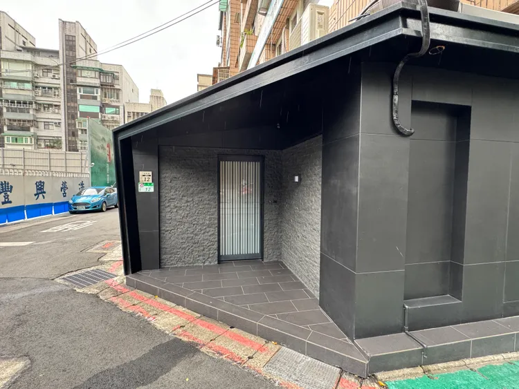 「Adachi足立壽司」位於信義區巷弄，台灣最貴最難訂位的日料店，也被收藏在劉嘉玲的美食地圖中。特勤中心攝