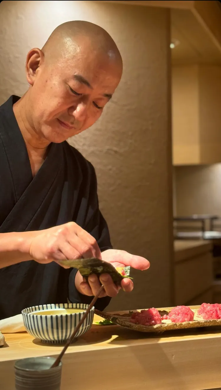 劉嘉玲跟國巨董事長陳泰銘及張鈞甯到高檔日料餐廳敘舊，在IG分享美食照片。翻攝劉嘉玲IG