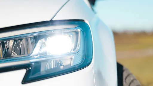 騎士自撞違停貨車亡　對向駕駛「車燈這樣開」要擔50％肇責