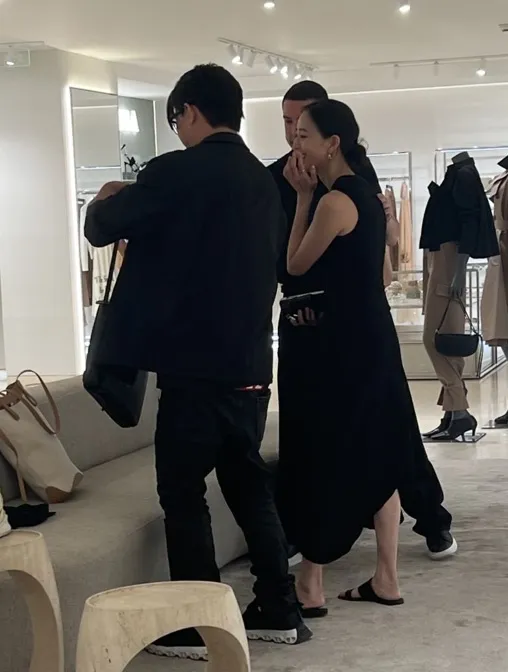 張鈞甯與導演男友都穿著一身黑逛街。翻攝Chiara15小紅書