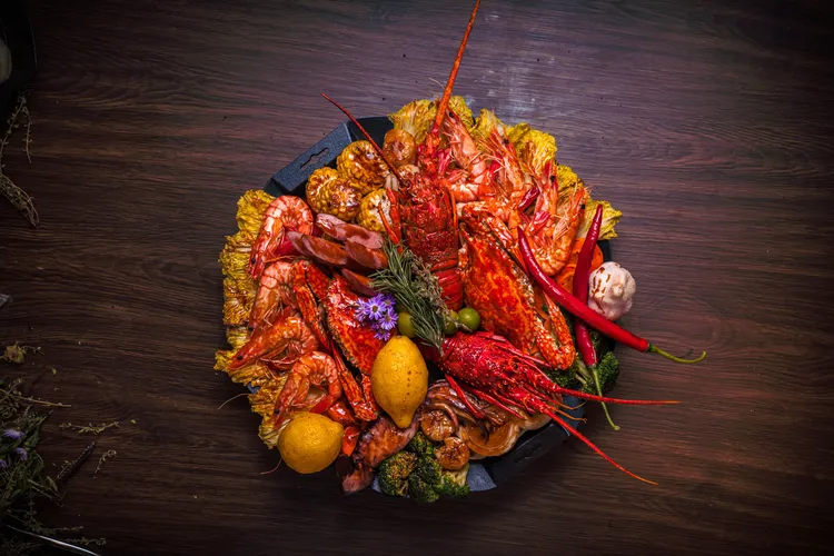 鑄火海拼盤1900元(2-3人份)；3650元(4-5人份)。業者提供