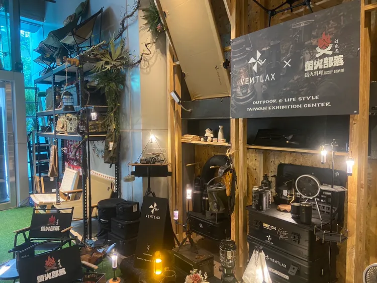 螢火部落與日本露營品牌VENTLAX攜手，店內營造彷彿置身山林的沉浸式空間。陳揚盛攝