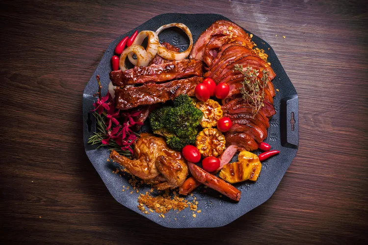 鑄火陸拼盤1450元(2-3人份)；2750元(4-5人份)。業者提供