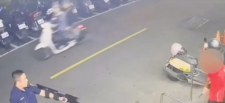 許男在超商前手持雙刀，嚇得逛夜市的民眾都不敢靠近。民眾提供