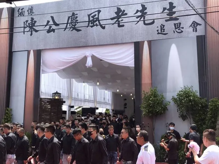 「鴨頭」前年父親過世，砸400萬辦告別式，全台角頭、藍綠要人都來致意。民眾提供