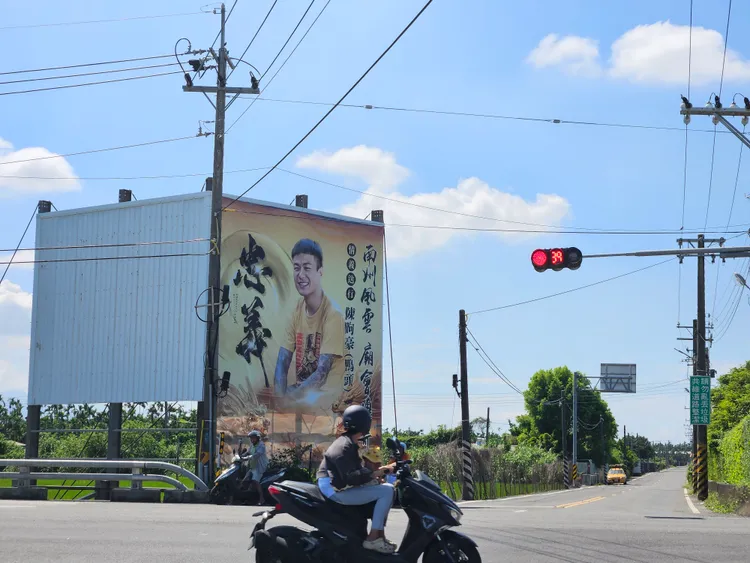 「鴨頭」陳昫豪告別式在崁頂鄉長興路的自宅舉辦，路頭、路尾都掛起巨幅看板。民眾提供