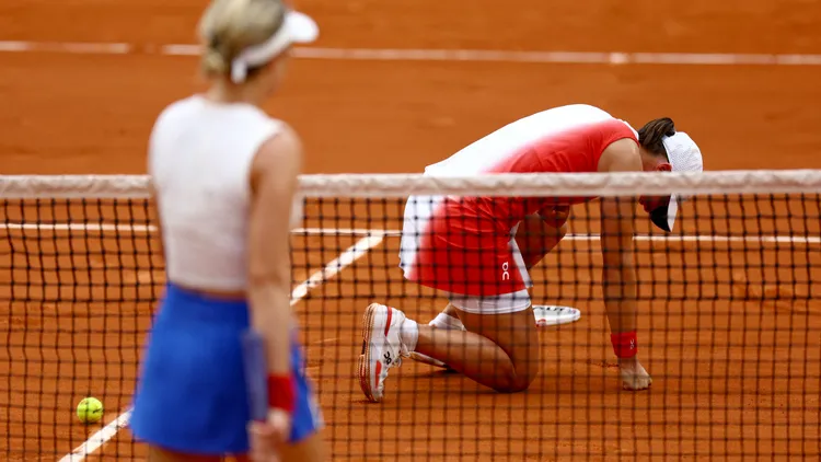斯威雅蒂（右）遭柯林斯（左）的來球重擊後痛的跪倒在地。路透社