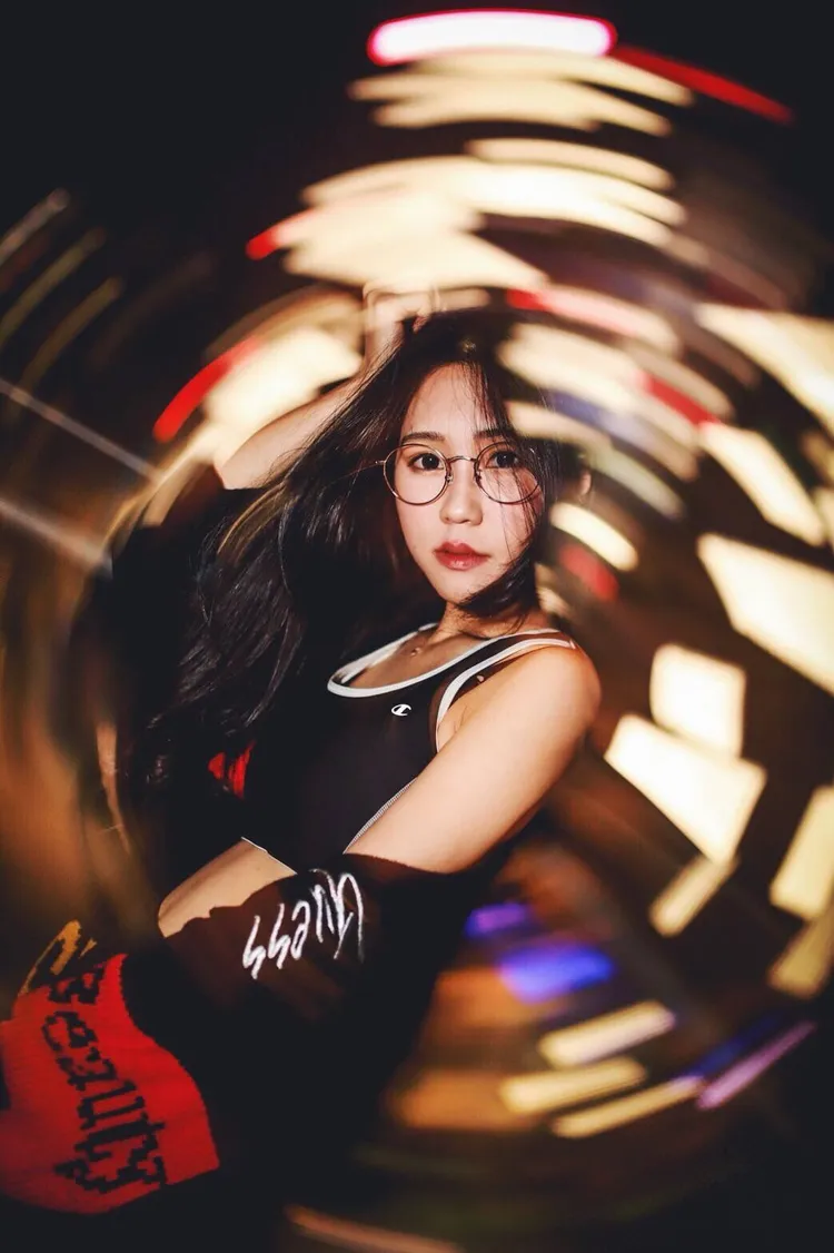 周蜜的經歷讓她比同齡人更能感受到生命的苦痛，更能理解人生的無常。TASTAR時代創藝提供