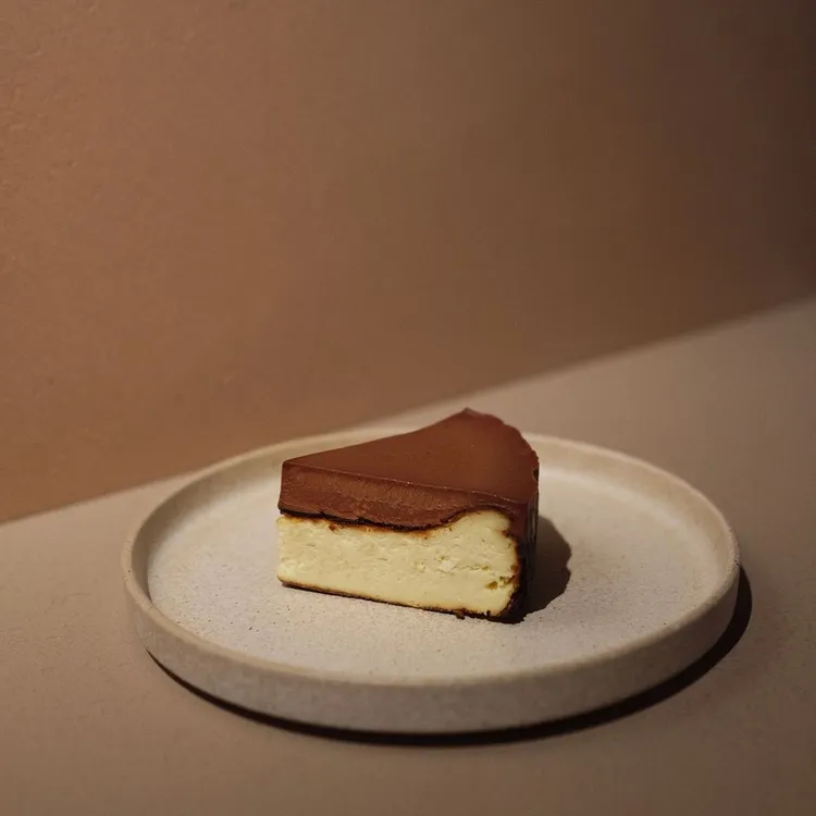 TERRA土然的-巧克力巴斯克乳酪蛋糕。業者提供