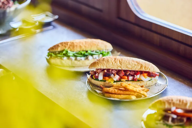 Sinasera24自製的法國長棍麵包「越南法國三明治」抹上豬肝醬，夾上烤肉、醃製蘿蔔、香菜與美乃滋搭配豬肉、雞肉、叉燒組合不同的選擇。業者提供