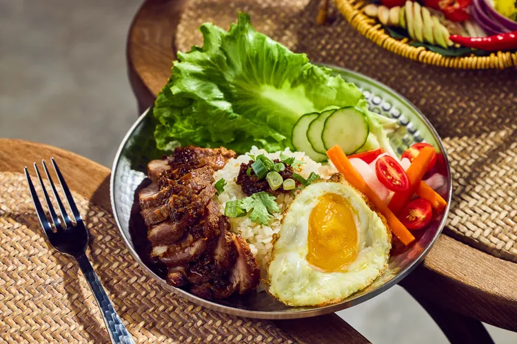 「香茅烤肉飯」以玉里蓮貞豚經香茅、自煉油蔥、蝦醬、魚露和辣味醃製，再使用越式風味醬油及台東的米飯。業者提供