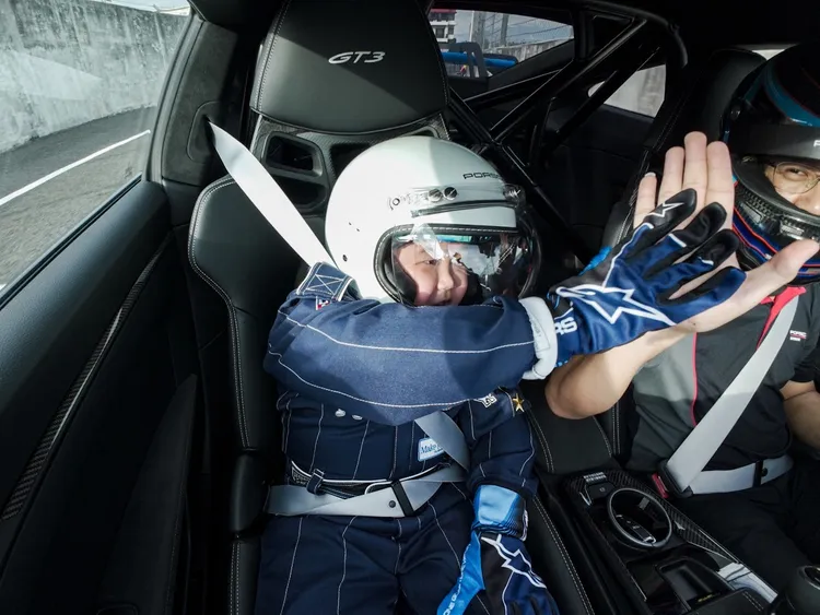 當教練熟練地駕駛著911 GT3繞行賽道時，阿宇緊緊抓住把手，臉上充滿喜悅。業者提供