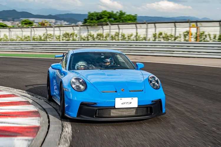 阿宇終於期盼到由保時捷認證之教練駕駛的乘車體驗時刻。業者提供