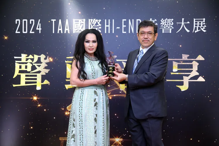 潘越雲接受由TAA臺灣音響發展協會理事長施孝棣頒發的「2024發燒友最愛歌手」獎盃。TAA臺灣音響發展協會提供