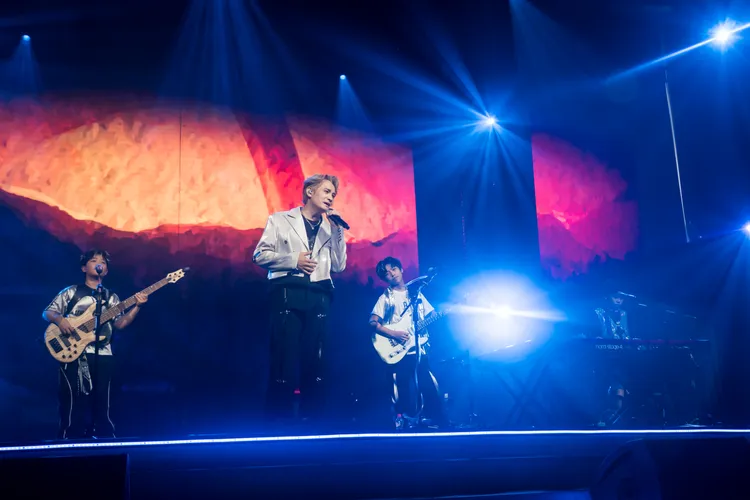 羅文裕深情演唱。客家電視台提供