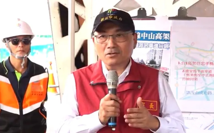 侯友宜下午到事故現場聽取簡報，未來忠孝橋嚴格執行「載重量」，限制拖板車等大車上路。新聞局提供