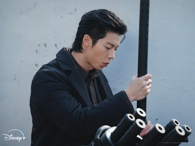 許光漢首度挑戰韓劇，飾演殺手「微笑先生」，跟導演討論笑容該如何呈現。Disney+提供