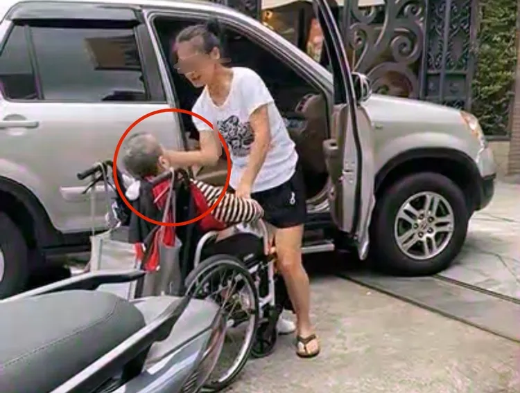 護理之家女員工當街對失智老人搧巴掌。翻攝畫面