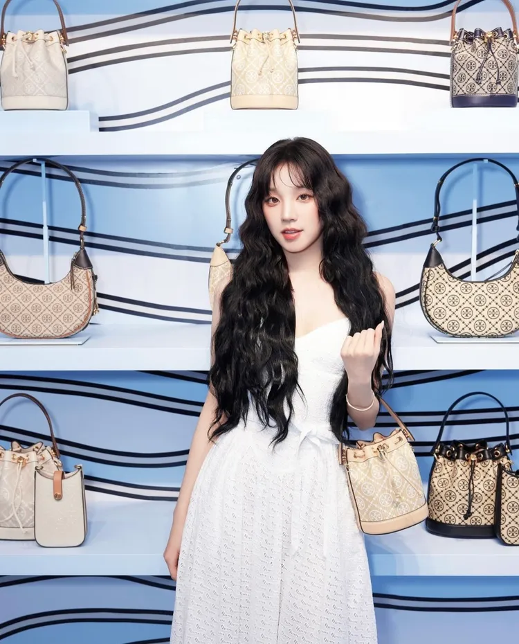 宋雨琦搭配T Monogram Leather系列的水桶包。翻攝宋雨琦IG